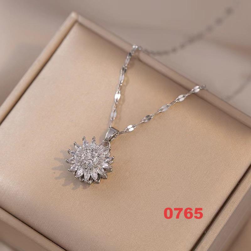 Shiny Spinner Necklace -Rotating flower necklace versatile titanium steel fashion accessory